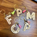 Porte-clé personnalisé lettre & prénom – Gravure sur bois