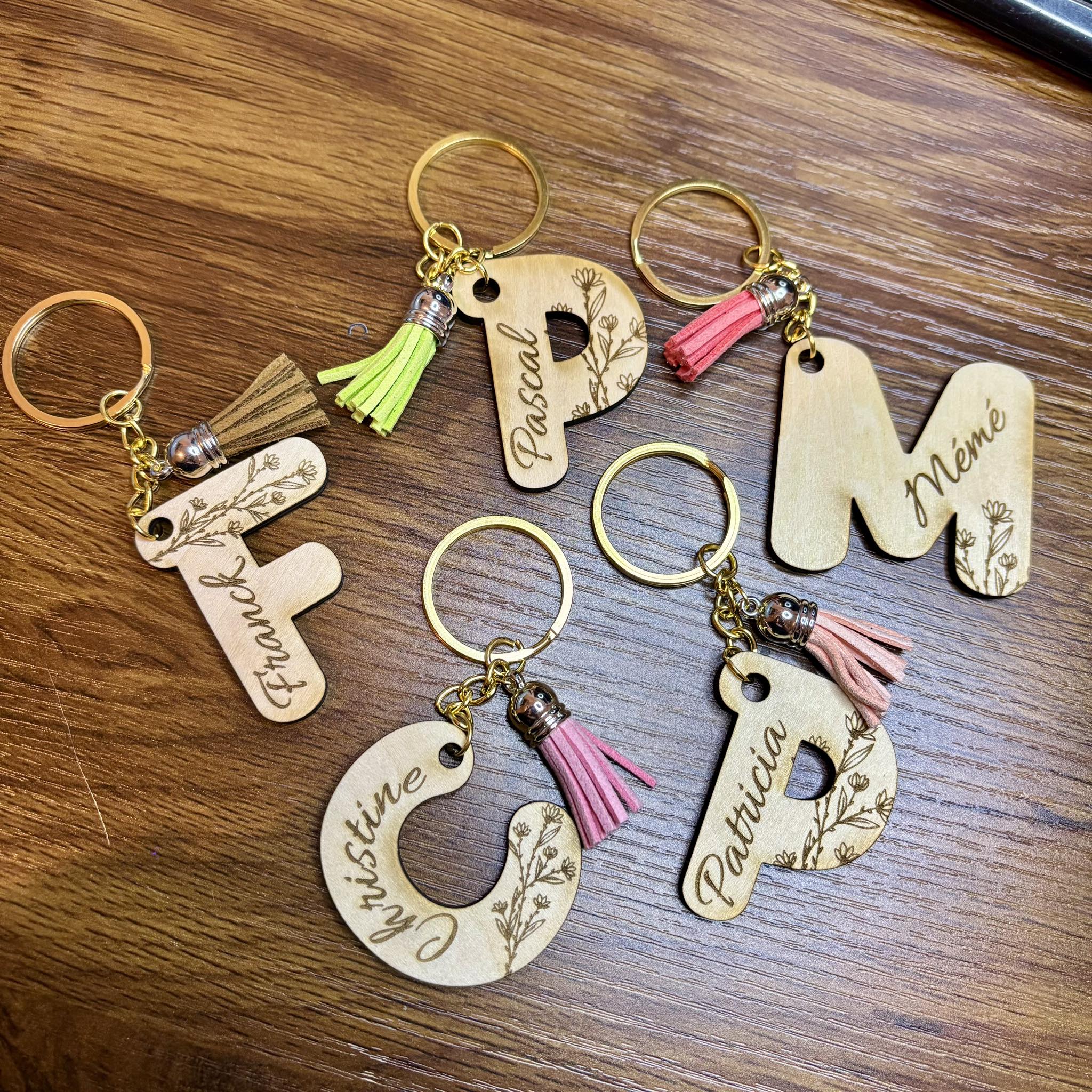 Porte-clé personnalisé lettre & prénom – Gravure sur bois